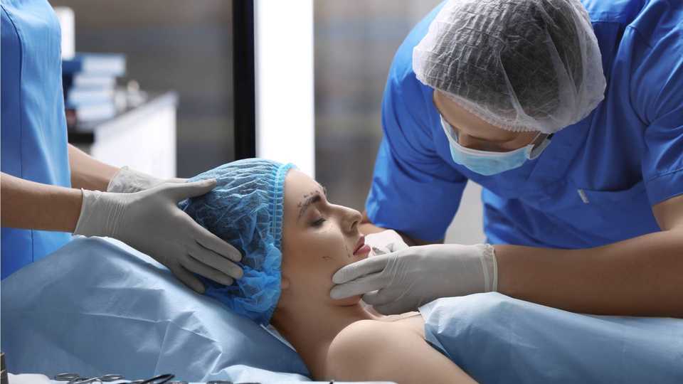 Хирург намечает зоны подтяжки кожи лица перед операцией